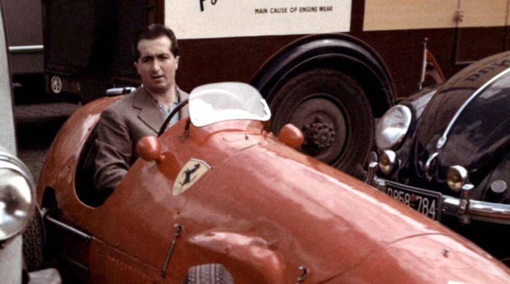 Alberto Ascari menunggangi Ferrari. (ferrari.com)