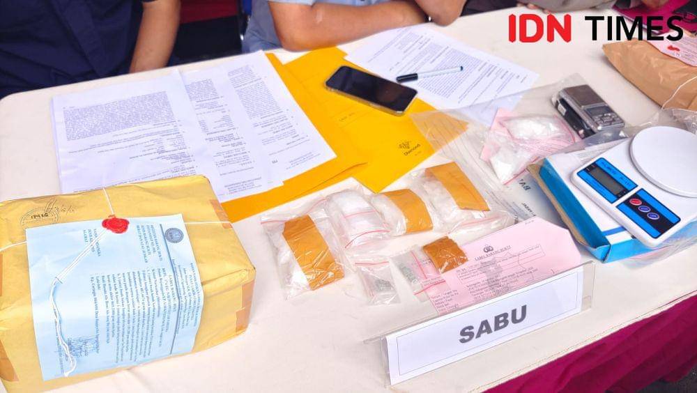 Sejumlah barang bukti sabu, ekstasi, dan ganja yang didapat dari empat tersangka pengedar narkotika. (IDNTimes/Dicky)