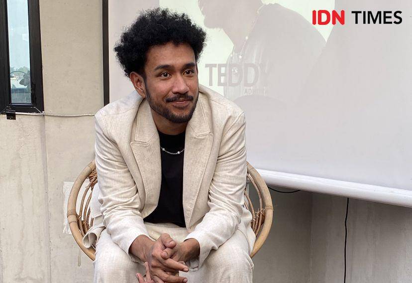 potret Teddy Adhitya dalam konferensi pers perilisan album "semua, semua." di Kawasan Kemang, Jakarta Selatan, pada Rabu (23/8/2023) (Dok. Alaya Vrida)