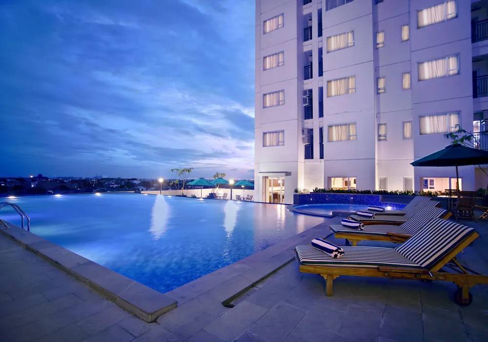 Potret infinity pool di ASTON Pluit and Residence Jakarta (astonhotelsinternational.com)