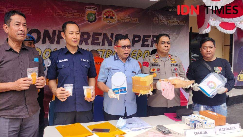Kasat Narkoba, AKBP Tahan Marpaung (tengah) memperlihatkan barang bukti sabu yang diamankan Polres Metro Depok. (IDNTimes/Dicky)
