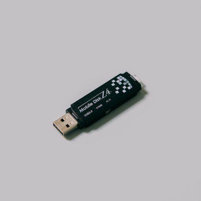sebuah flash disk (unsplash.com@charlesdeluvio)