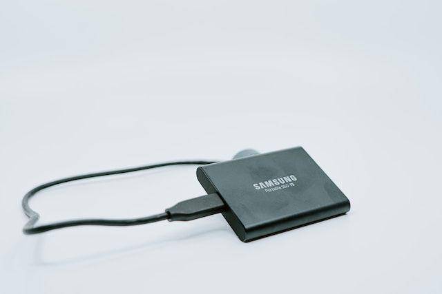 sebuah SSD portabel dari Samsung (unslpash.com/purzlbaum)