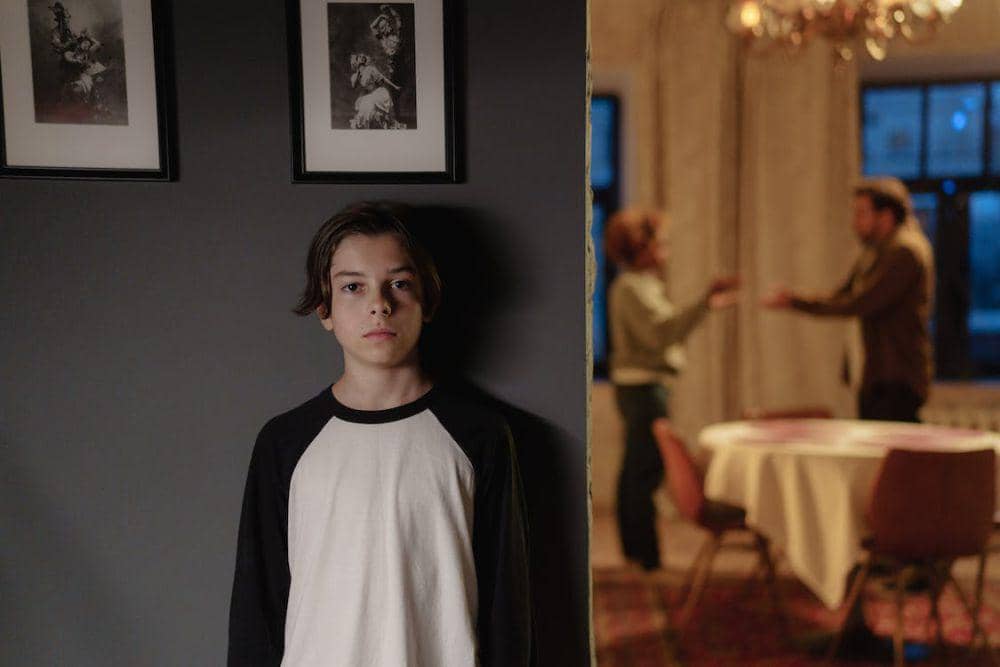 Seorang anak mengetahui orang tuanya bertengkar (pexels.com/cottonbro studio)