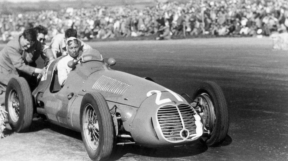 Pangeran Bira saat mengendarai mobil F1 generasi pertama. (twitter.com/F1)