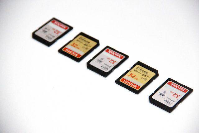kumpulan SD card (unsplash.com/@dmjdenise)