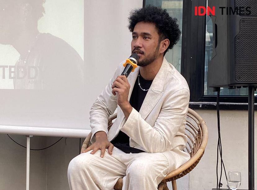 potret Teddy Adhitya dalam konferensi pers perilisan album "semua, semua." di Kawasan Kemang, Jakarta Selatan, pada Rabu (23/8/2023) (Dok. Alaya Vrida)