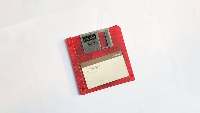 sebuah disket atau floppy disk (unsplash.com/@thefredyjacob)