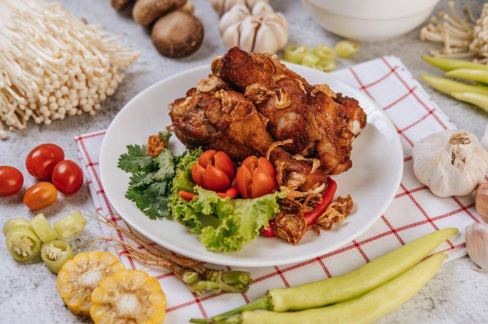 ilustrasi ayam goreng bawang putih (freepik.com/jcomp)