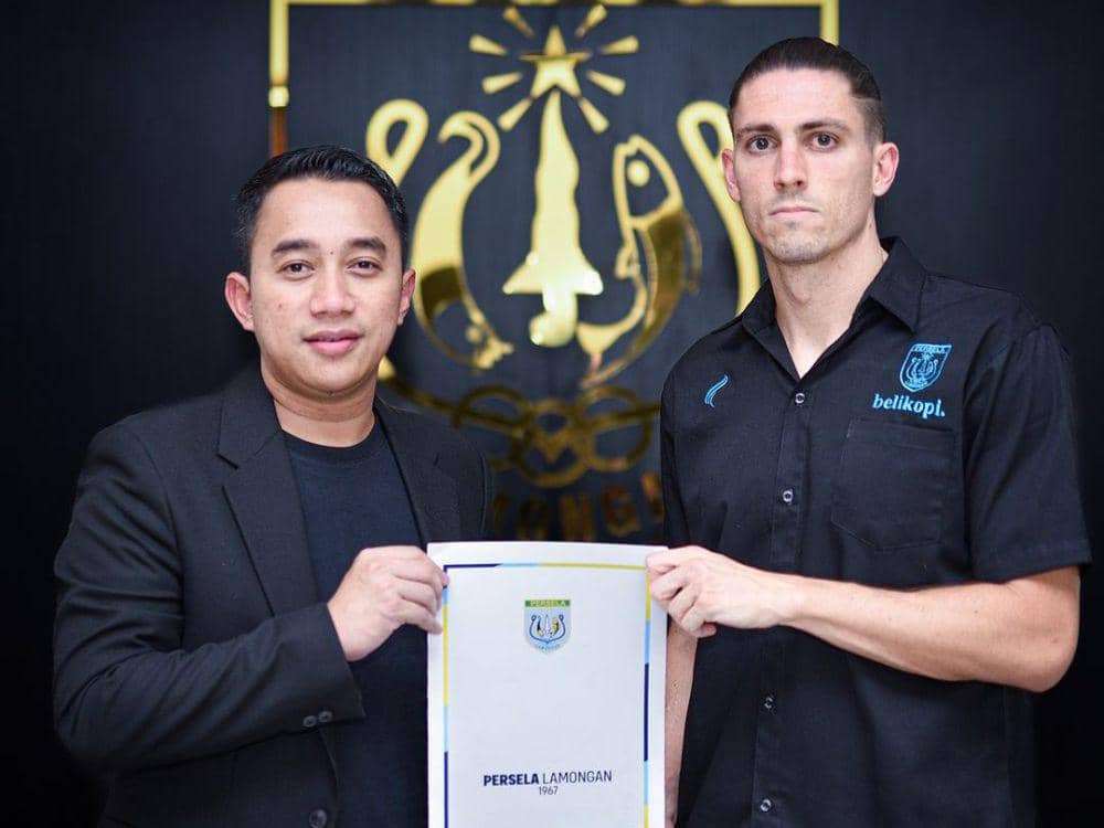 Jonathan Campbell (kanan) bersama manajer Persela Lamongan, Fariz Julinar Maurisal. (instagram.com/perselafc)