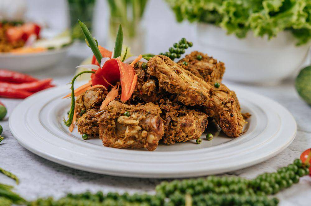 ilustrasi ayam goreng serai (freepik.com/jcomp)