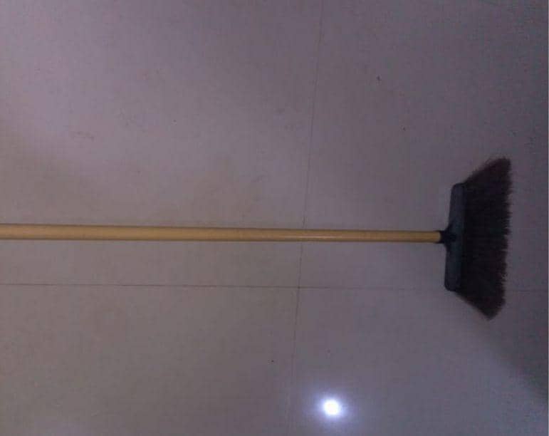 Barang bukti sapu lantai digunakan pelaku SD terhadap mertua di Lampung Tengah. (Dok. Polsek Lampung Tengah).