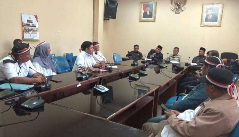 (Warga Banyuasin 1 saat mengadu ke DPRD atas inventarisasi lahan milik Pertamina) IDN Times/istimewa