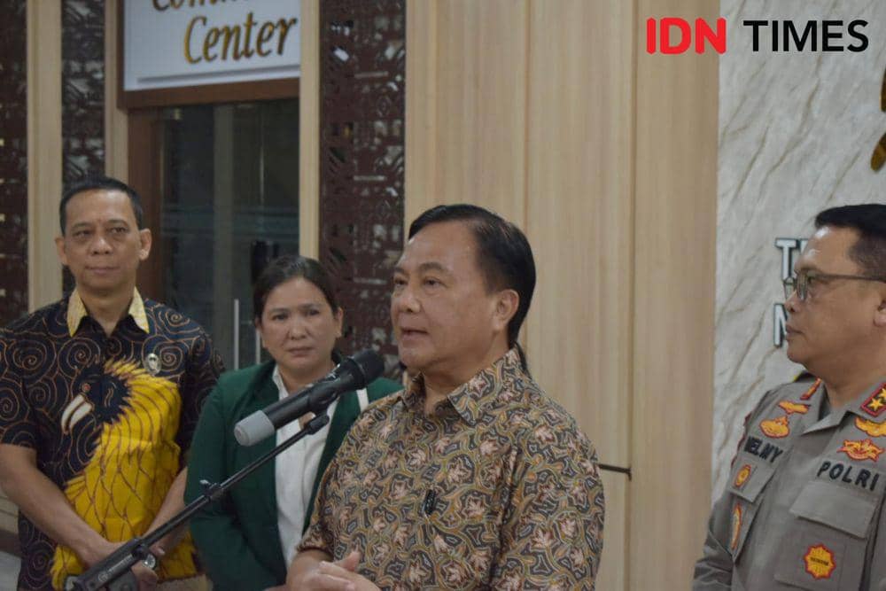 Ketua Harian Kompolnas, Irjen Pol (Purn) Benny Mamoto saat konferensi pers di Siger Louge Polda Lampung. (IDN Times/Tama Yudha Wiguna).
