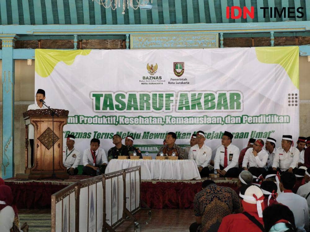 Penyerahan bantuan Baznas Kota Solo. (IDN Times/Larasati Rey)