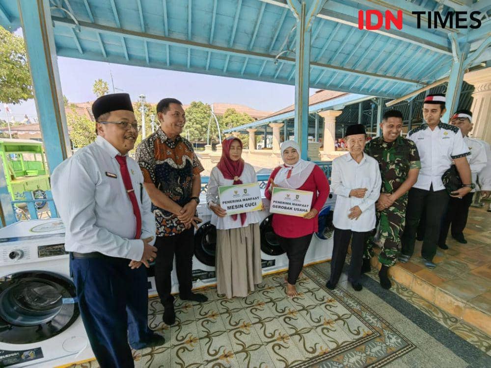 Penyerahan bantuan dari Baznas Kota Solo. (IDN Times/Larasati Rey)