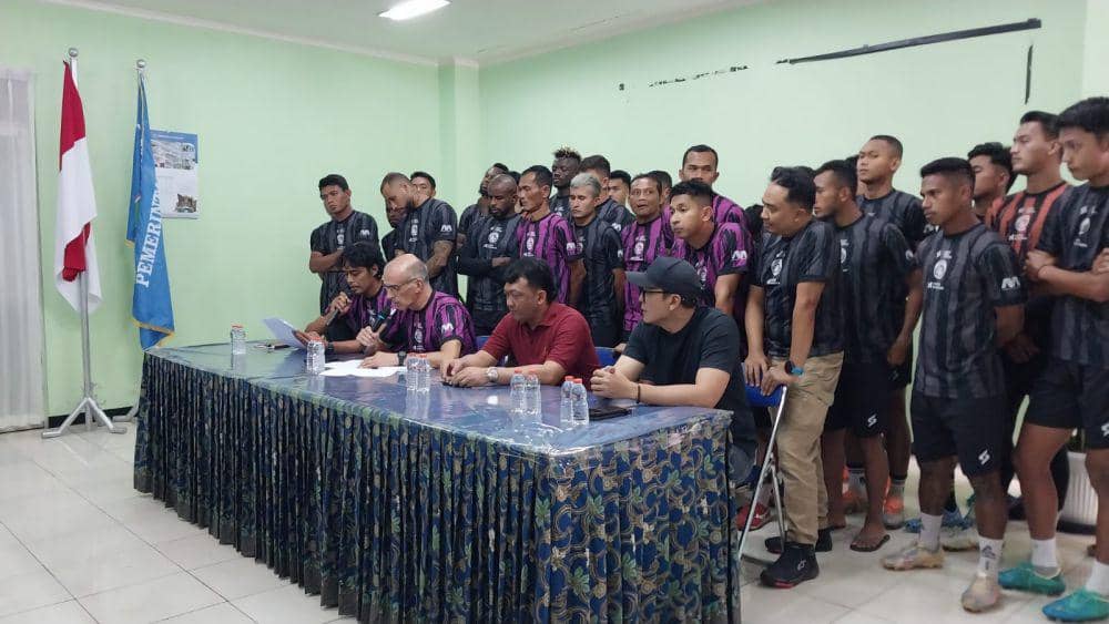 Fernando Valente dan seluruh pemain Arema FC. (Dok. Media Officer Arema FC)