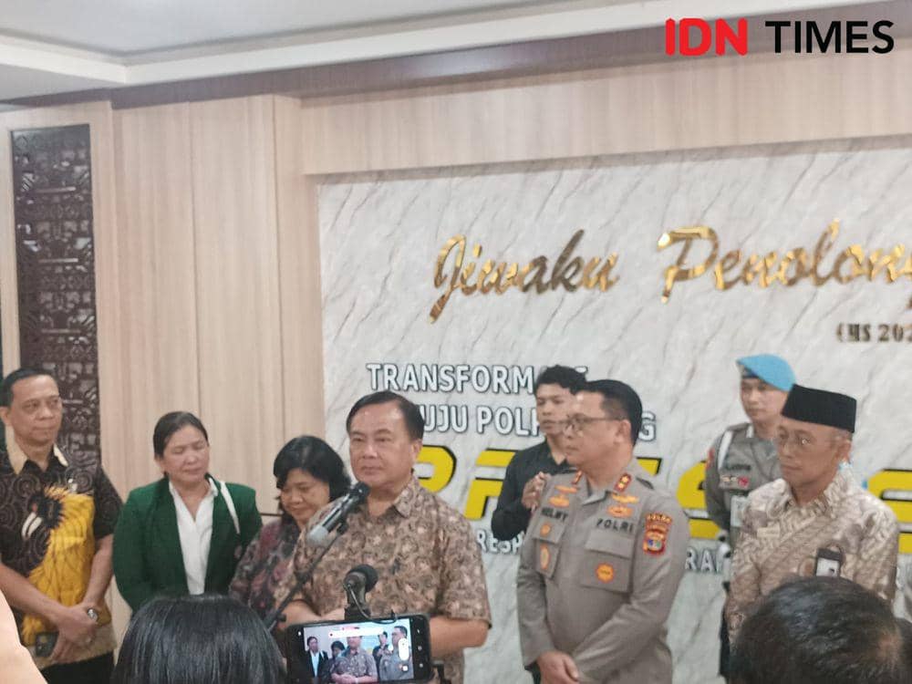 Ketua Harian Kompolnas, Irjen Pol (Purn) Benny Mamoto saat konferensi pers di Siger Louge Polda Lampung. (IDN Times/Tama Yudha Wiguna).