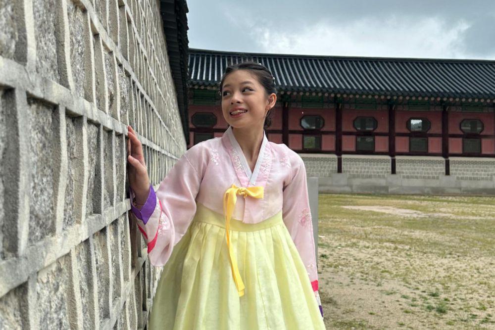 9 Potret Nada Tarina Liburan di Korea, Pakai Hanbok bak Putri Kerajaan