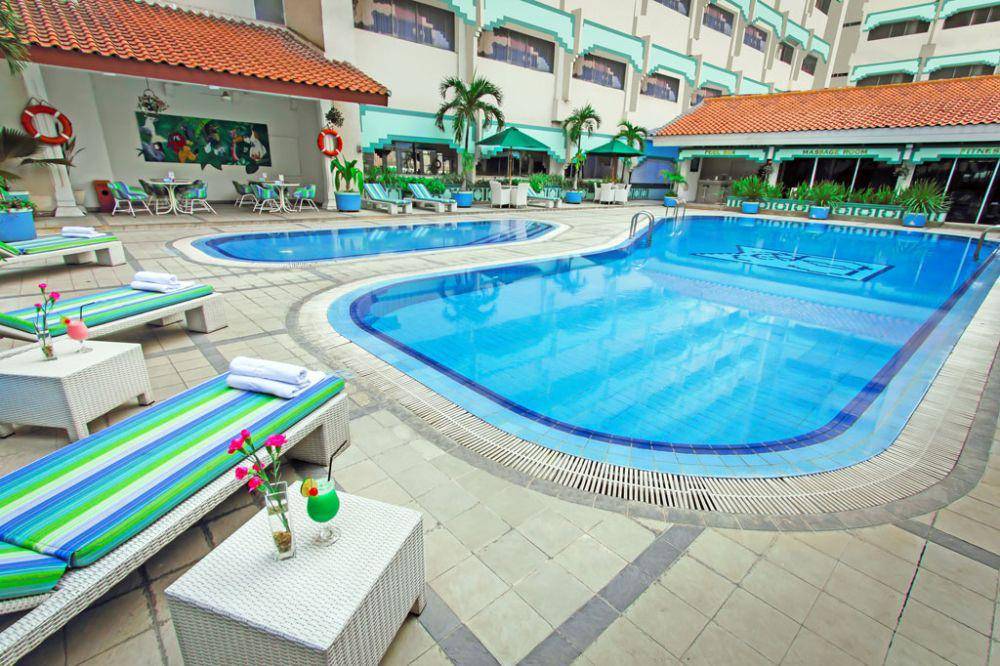 Potret kolam renang di Hotel Kartika Chandra (kartikachandra.com)