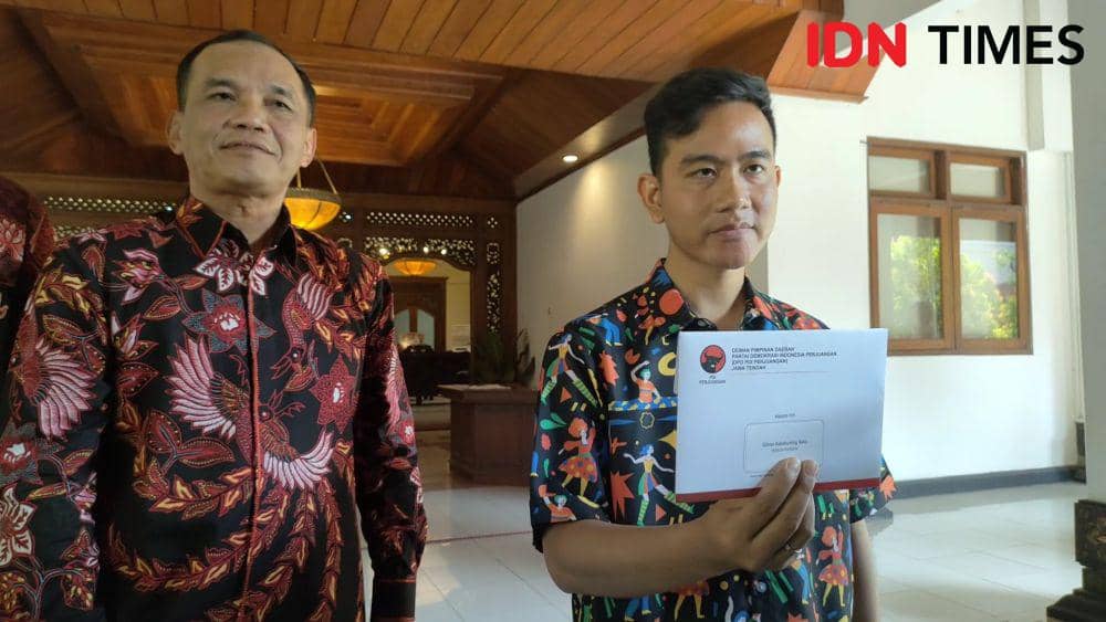 Walikota Solo Gibran Rakabuming Raka menunjukkan undangan dari DPD PDIP Jateng. (IDN Times/Larasati Rey)