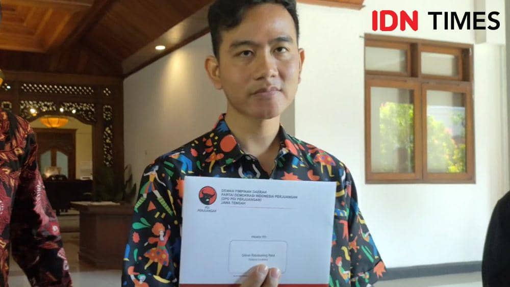 Walikota Solo Gibran Rakabuming Raka menunjukkan undangan dari DPD PDIP Jateng. (IDN Times/Larasati Rey)