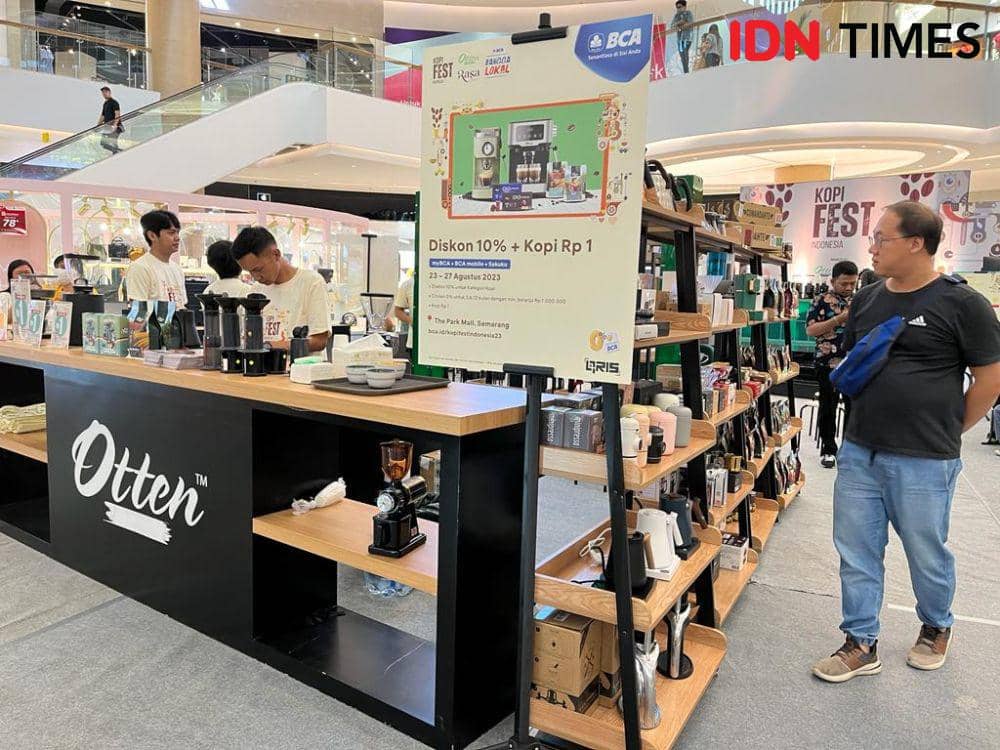 Pelaku industri kopi meramaikan acara Kopi Festival Indonesia 2023 di The Park Mal Semarang, 23-27 Agustus 2023. (IDN Times/Anggun Puspitoningrum)