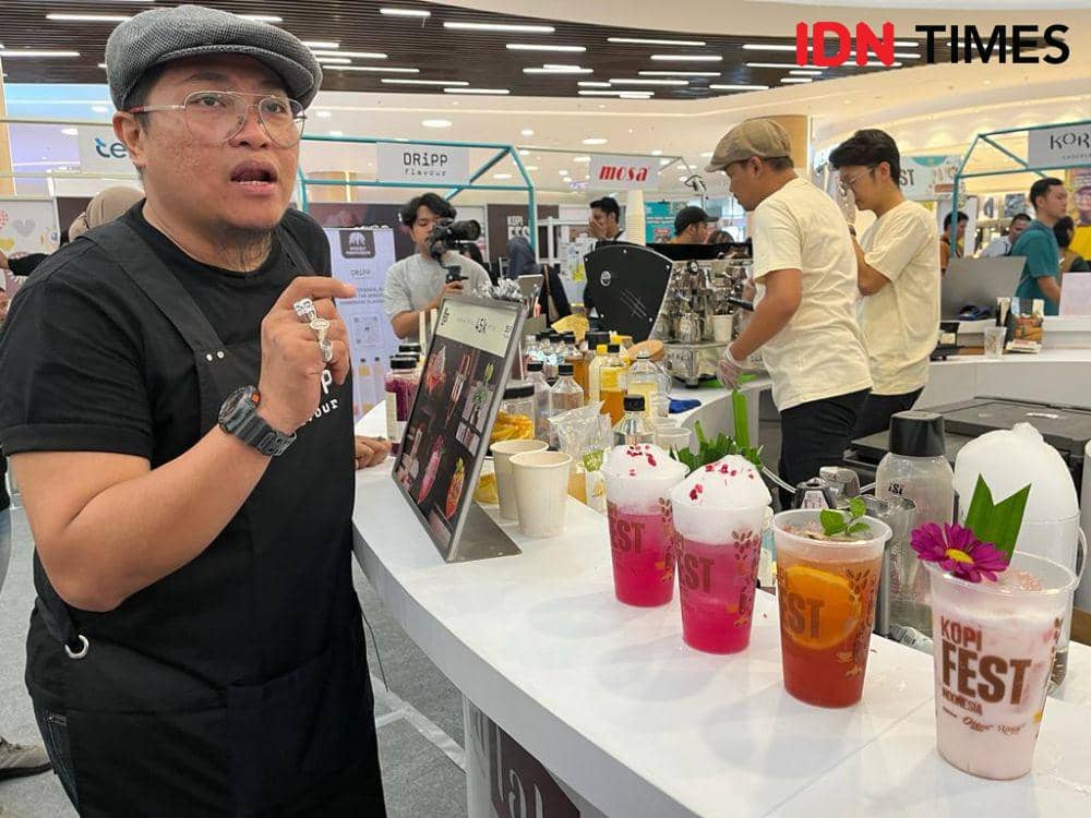 Pelaku industri kopi meramaikan acara Kopi Festival Indonesia 2023 di The Park Mal Semarang, 23-27 Agustus 2023. (IDN Times/Anggun Puspitoningrum)