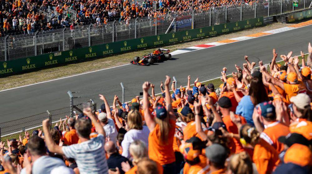 Max Verstappen di hadapan penggemar di Sirkuit Zandvoort. (redbullracing.com)