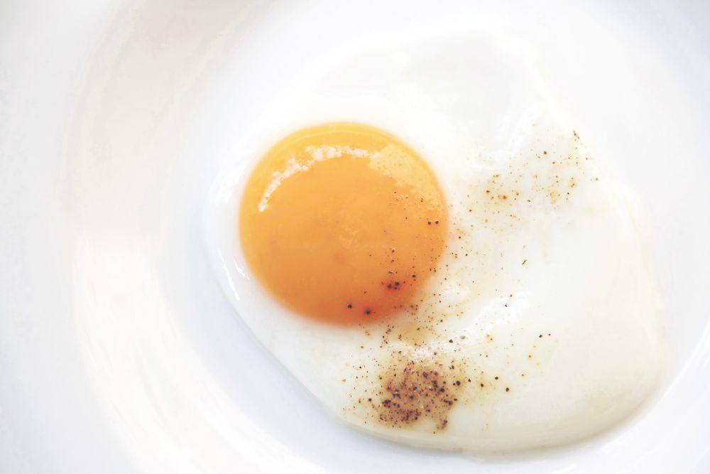 ilustrasi telur ceplok (unsplash.com/Montatip Lilitsanong)