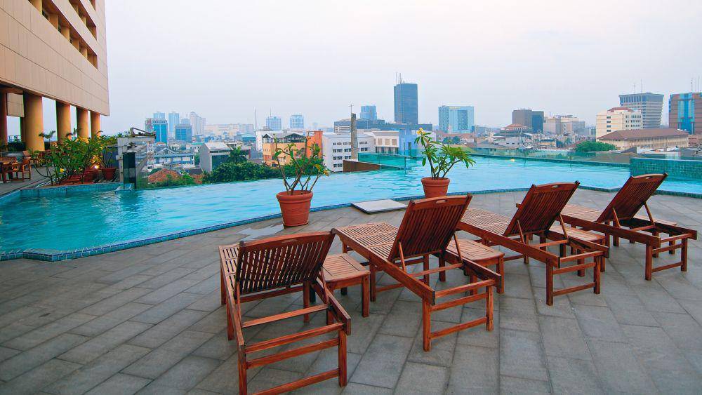 Potret kolam renang di Merlynn Park Hotel Jakarta (merlynnparkhotel.com)