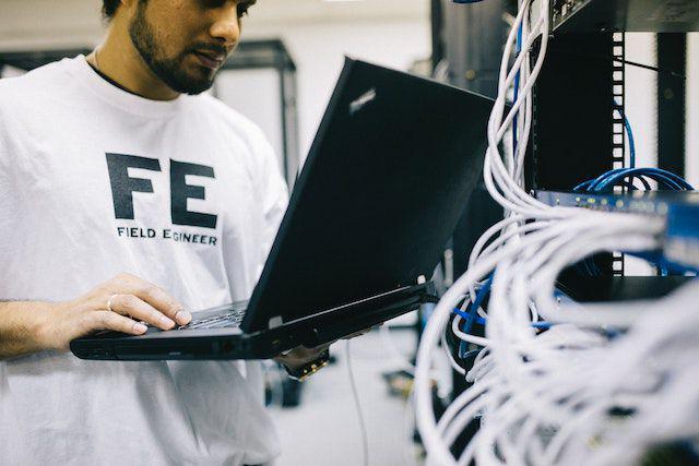 5 Tips Engsel Laptop Tidak Cepat Rusak atau Patah