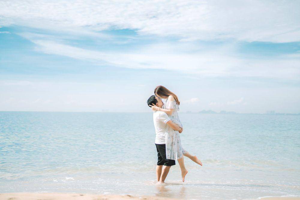 ilustrasi pria menggendong perempuan di pantai (pexels.com/@tr-n-long)