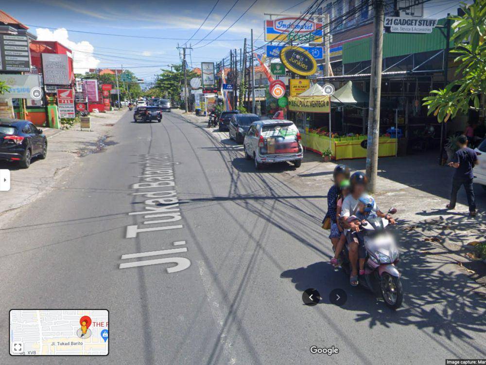 Kedai The Fruit Junkies yang mudah kamu temukan di tepi jalan (Google Street View)