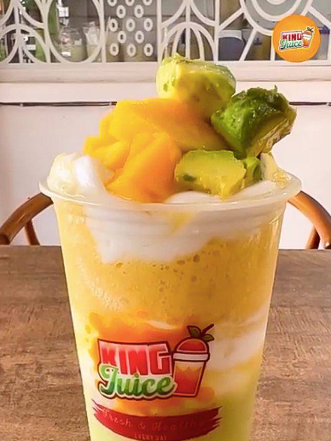 Potongan buah di atas jus di King Juice Bali (Instagram.com/@kingjuice_bali dan @denpasarnow)