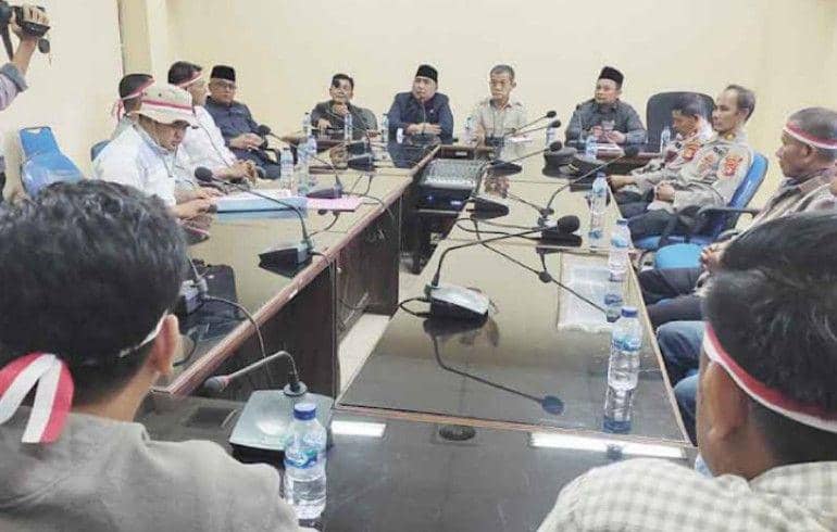 (Warga Banyuasin 1 saat mengadu ke DPRD atas inventarisasi lahan milik Pertamina) IDN Times/istimewa