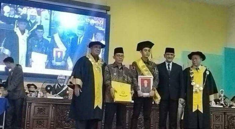 Haru, Keluarga Korban Kecelakaan Maut Wakili Wisuda di Unsri