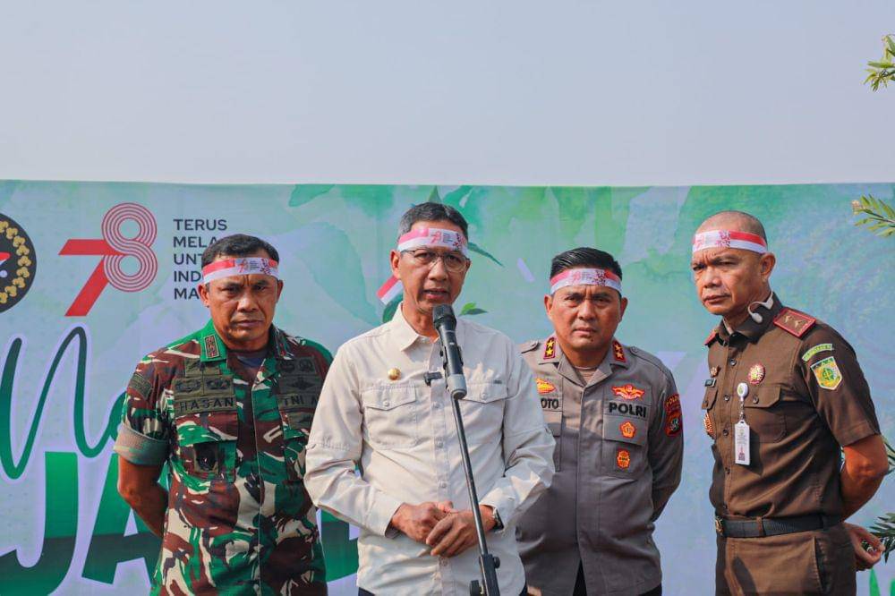 Pj. Gubernur Heru dan Jajaran Forkopimda Tanam 125 Pohon di Kali Mookervaart. (dok. Humas Pemprov DKI Jakarta)