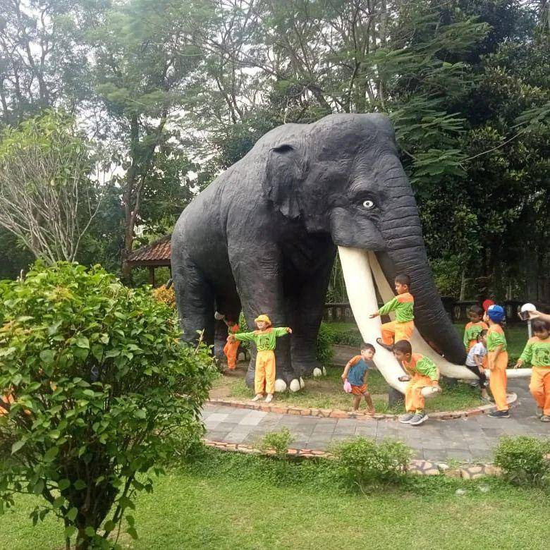 Pengunjung bermain di patung gajah. (Instagram.com/museumtrinilngawi)