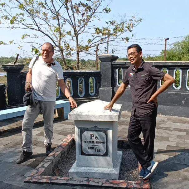 Pengunjung berfoto di monumen P.e (Instagram.com/museumtrinilngawi)