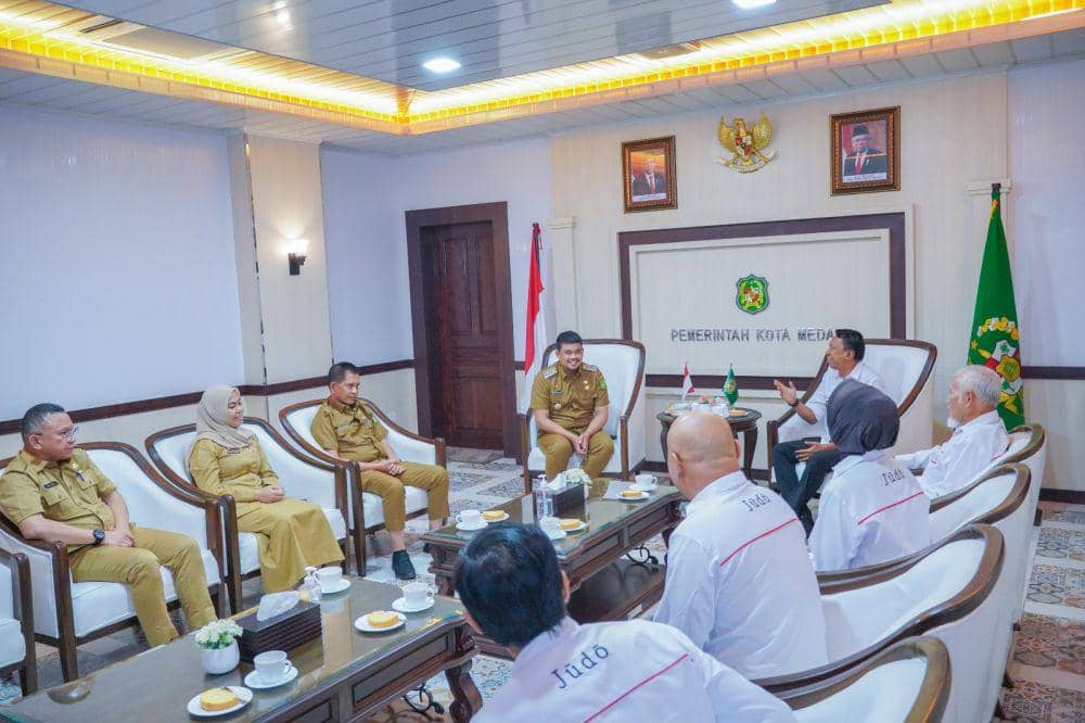 Pengurus PJSI Sumut dan Medan saat beraudiensi dengan Wali Kota Medan Bobby Nasution di Wali Kota Medan, Selasa (22/8/2023) (Dok.Istimewa)