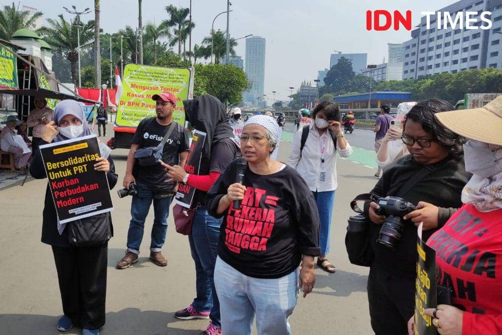 Puluhan pekerja rumah tangga (PRT) menggelar aksi pasang jemuran dan mogok makan di depan Gedung DPR RI, Senayan, Jakarta Pusat, Rabu (23/8/2023). (IDN Times/Yosafat Diva Bayu Wisesa)