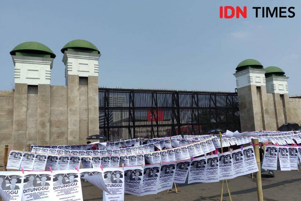 Puluhan pekerja rumah tangga (PRT) menggelar aksi pasang jemuran dan mogok makan di depan Gedung DPR RI, Senayan, Jakarta Pusat, Rabu (23/8/2023). (IDN Times/Yosafat Diva Bayu Wisesa)