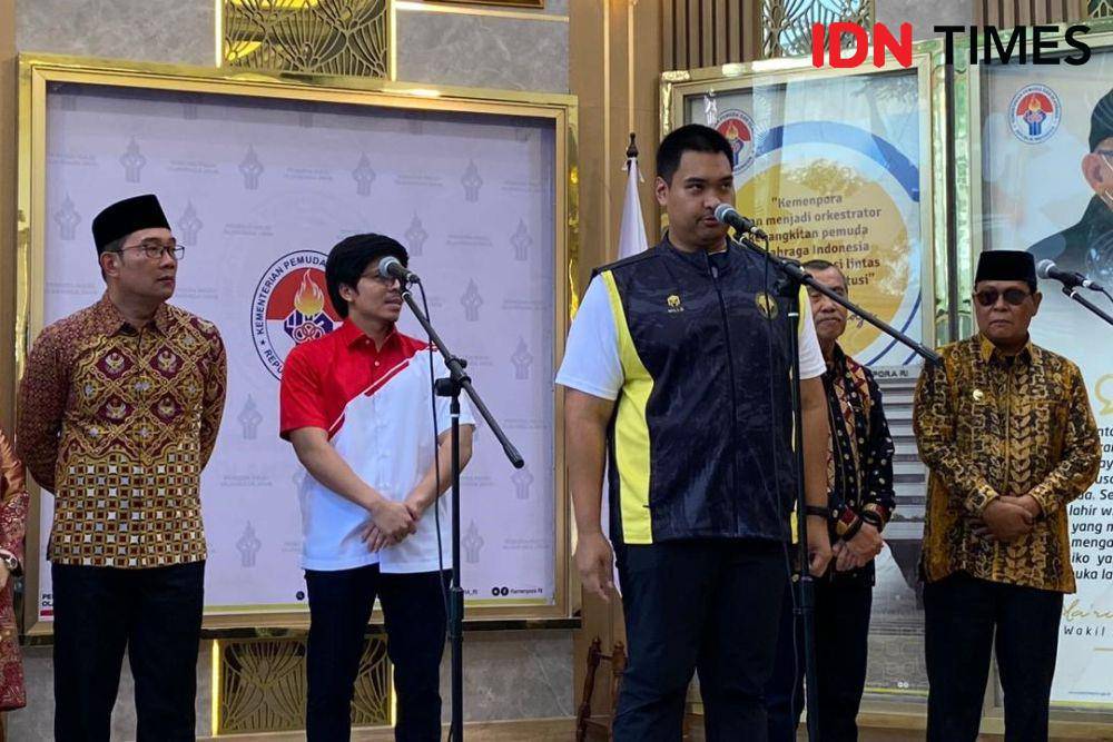 Pemberian penghargaan oleh Kemenpora kepada Pemerintah Daerah yang telah berhasil menyusun Rencana Aksi Daerah (RAD) layanan kepemudaan. (IDN Times/Amir Faisol)