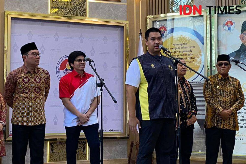 Pemberian penghargaan oleh Kemenpora kepada Pemerintah Daerah yang telah berhasil menyusun Rencana Aksi Daerah (RAD) layanan kepemudaan. (IDN Times/Amir Faisol)
