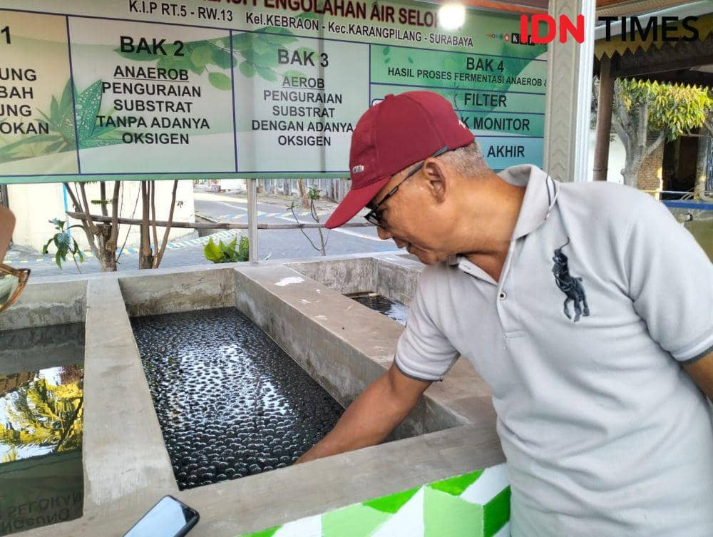 Warga Surabaya menunjukkan IPAL pengolahan air selokan menjadi limbah. (IDN Times/Khusnul Hasana).