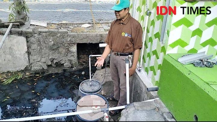 Warga Surabaya menunjukkan IPAL pengolahan air selokan menjadi limbah. (IDN Times/Khusnul Hasana).