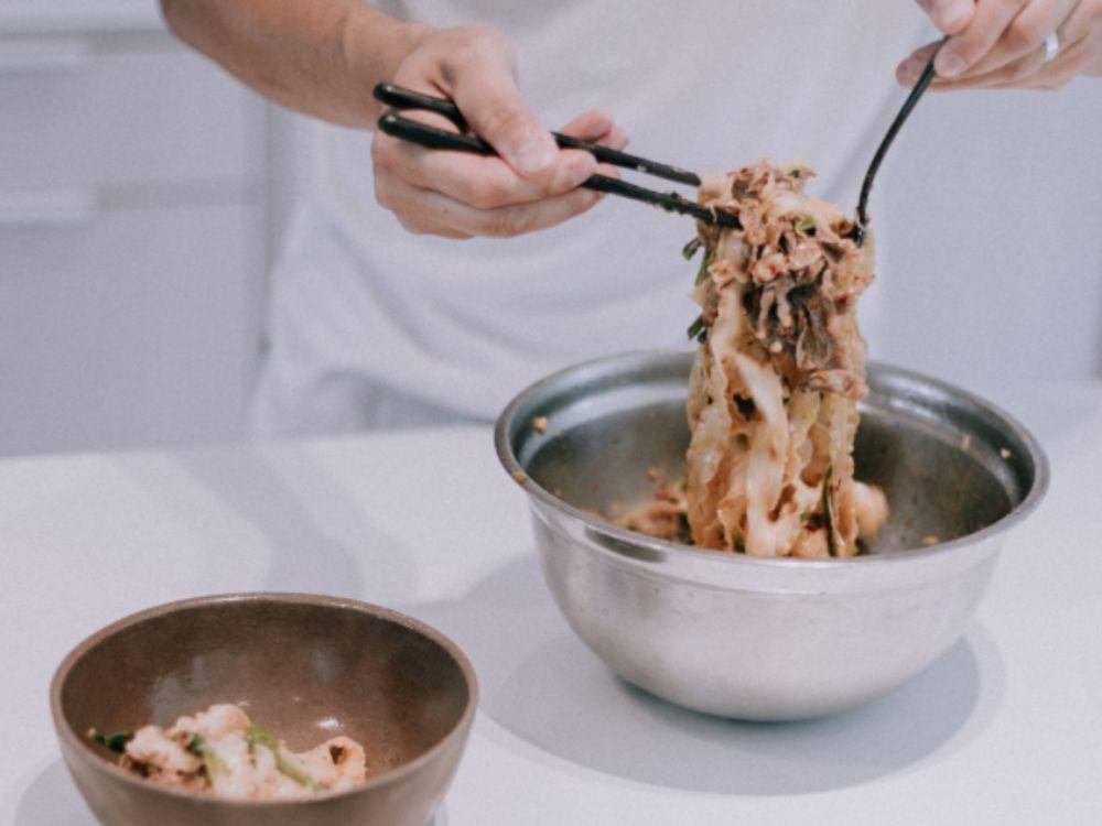 ilustrasi membuat mie chili oil singapura (unsplash.com/Priscilla Du Preez)