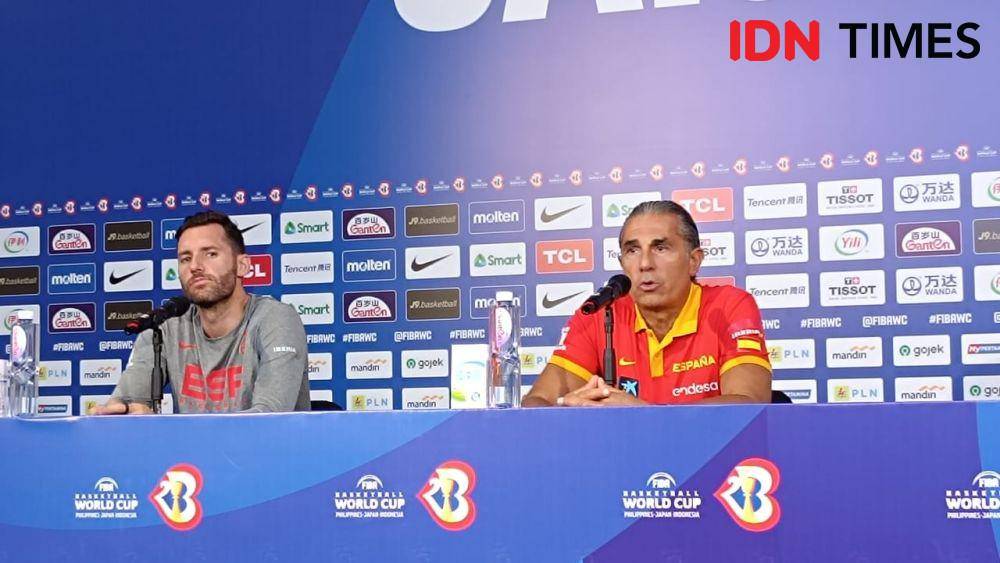 Timnas Basket Spanyol menghadiri jumpa pers di Indonesia Arena, Kamis (24/8/2023). (IDN Times/Tino).