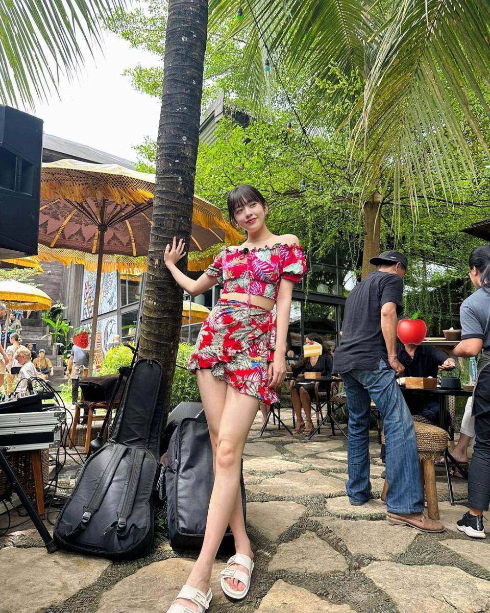 ide mix and match rok mini ala Yujin IVE (instagram.com/_yujin_an)